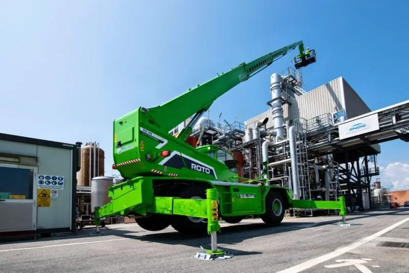 Merlo Roto teleskoplastare med utfällda stödben på en industrianläggning